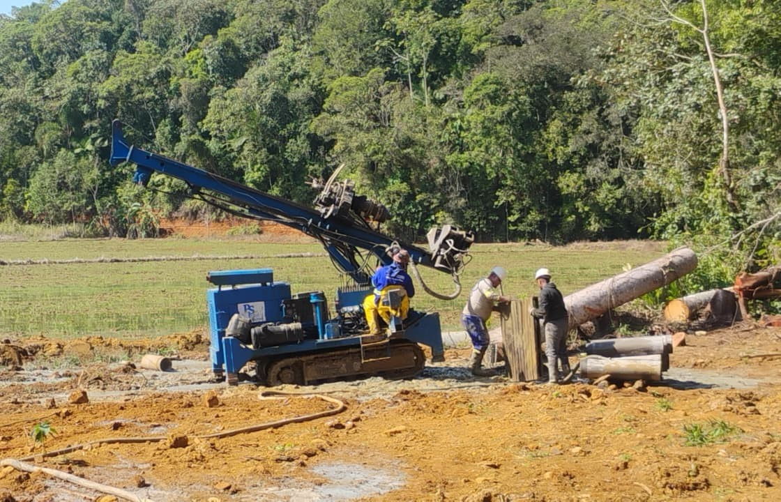 Equipe e equipamento da PS Sondagens em operação de campo